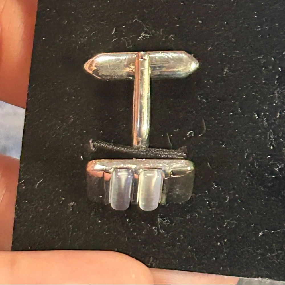 Modern gentleman’s cat eye glass bar tilt style cuff links